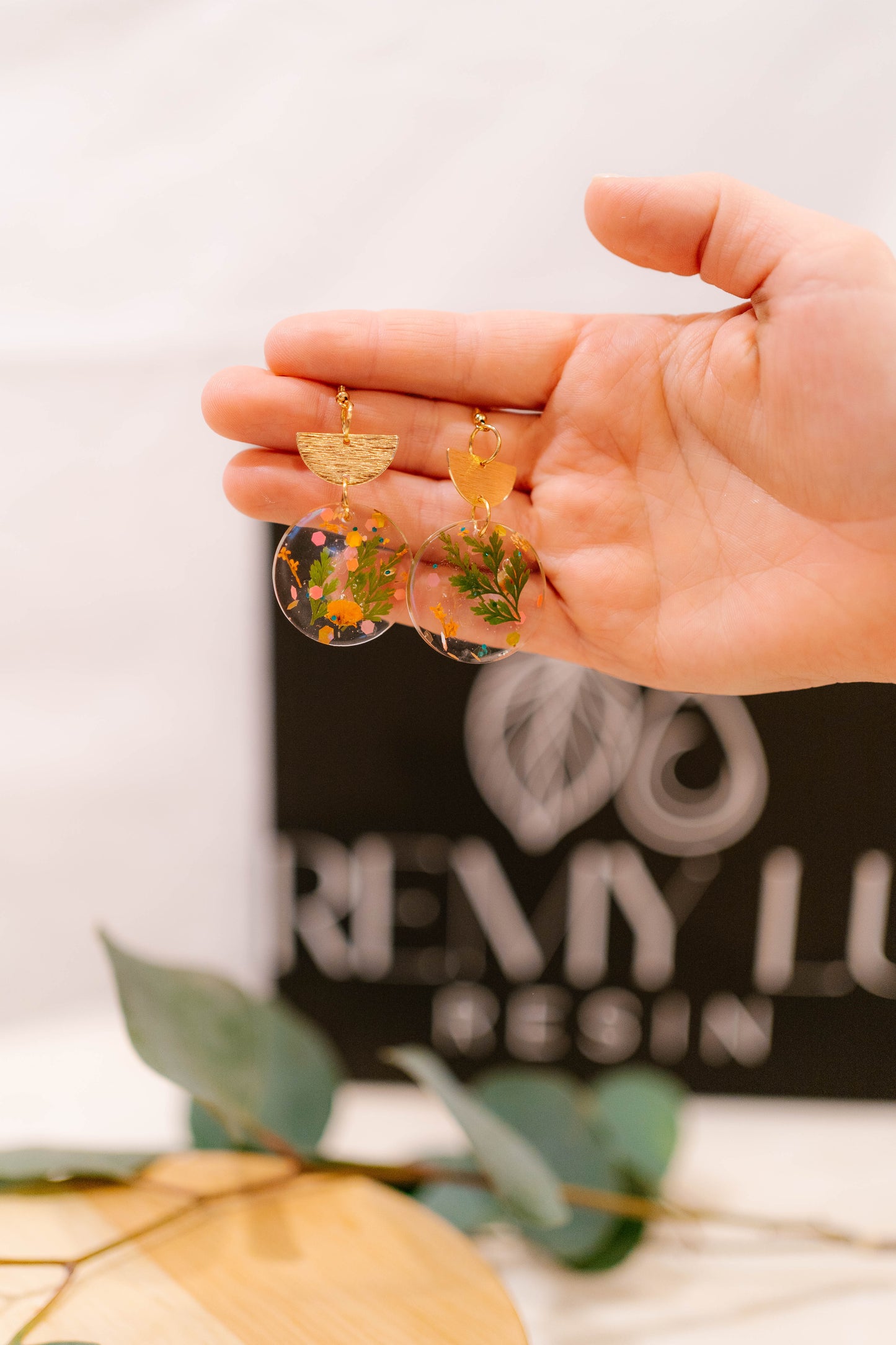 THE WILLOW | resin circle + wildflowers with metal semicircle embellishment