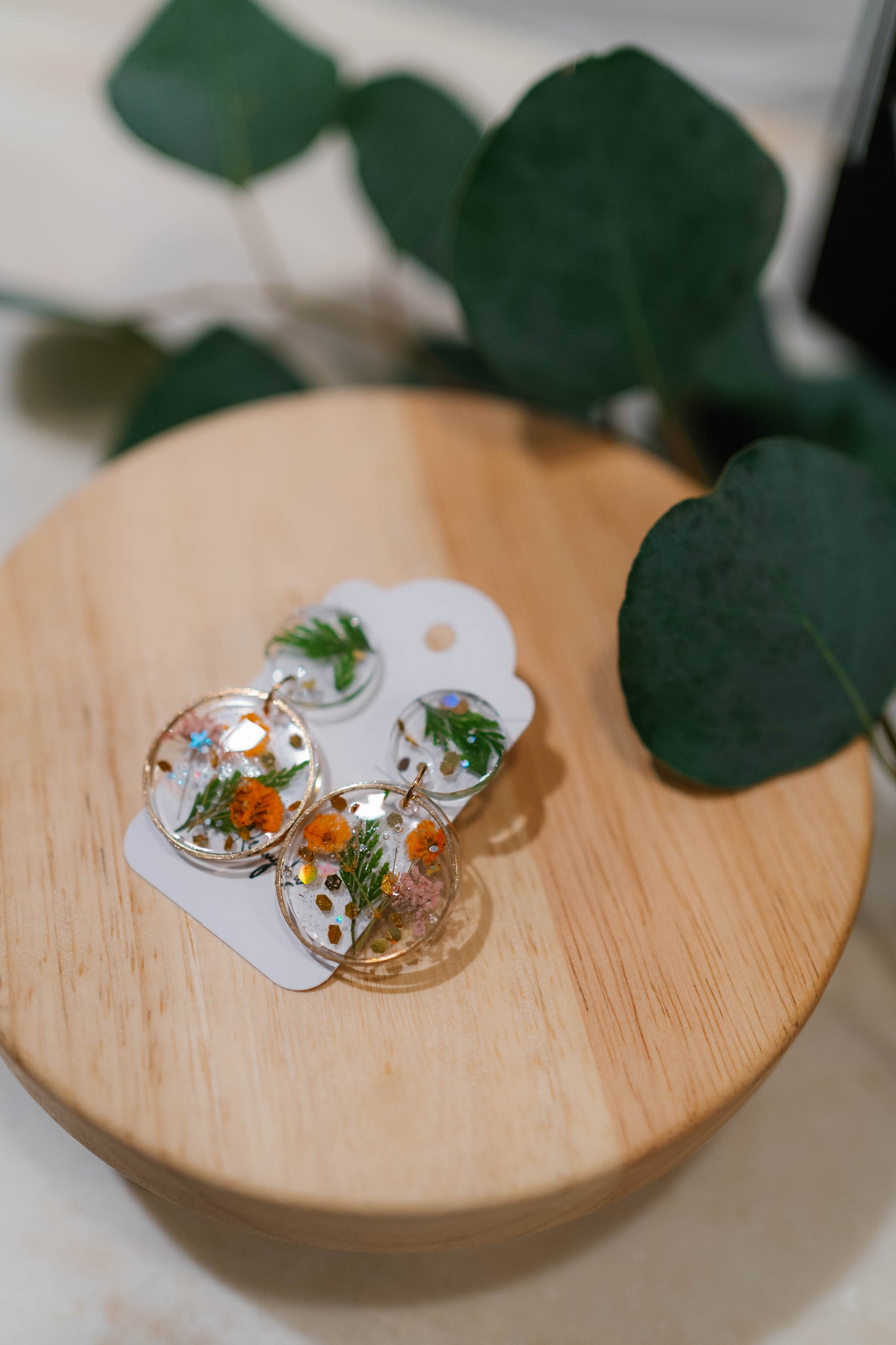 THE DOLLY | two resin rounds with wildflowers + metal embellishment